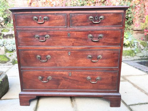 SMALL GEORGIAN MAHOGANY CHEST OF DRAWERS - ADDITIONAL PHOTO 4