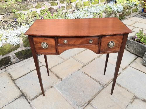 narrow bow front hall table lowboy - CATEGORY: ANTIQUE FURNITURE - DATED 19TH CENTURY