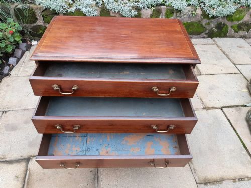 VERY SMALL GEORGIAN MAHOGANY CHEST OF DRAWERS - ADDITIONAL PHOTO 2