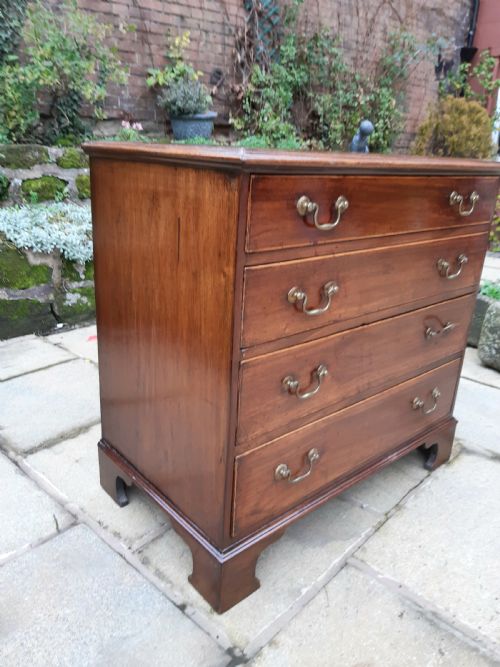 VERY SMALL GEORGIAN MAHOGANY CHEST OF DRAWERS - ADDITIONAL PHOTO 5