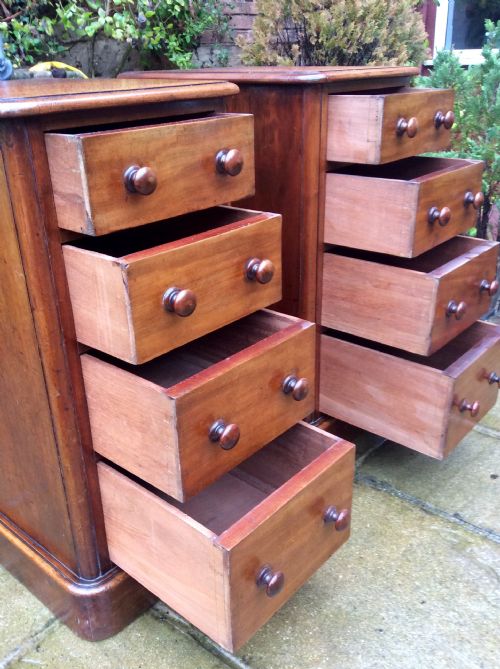 A PAIR OF BEDSIDE DRAWERS - ADDITIONAL PHOTO 2