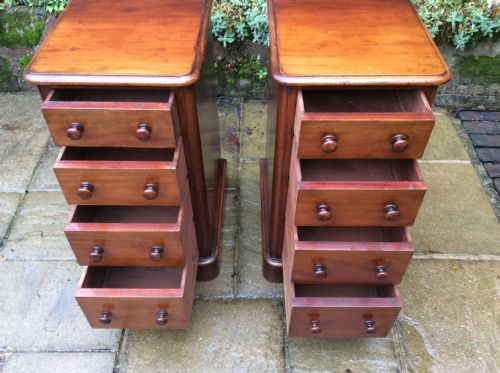 A PAIR OF BEDSIDE DRAWERS - ADDITIONAL PHOTO 3