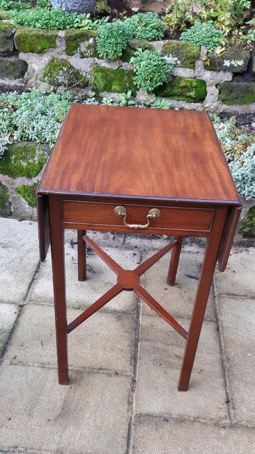 SMALL MAHOGANY PEMBROKE TABLE