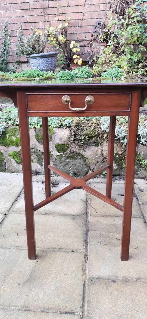 SMALL MAHOGANY PEMBROKE TABLE - ADDITIONAL PHOTO 3