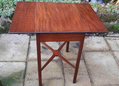 SMALL MAHOGANY PEMBROKE TABLE - ADDITIONAL PHOTO 4