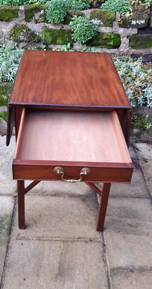SMALL MAHOGANY PEMBROKE TABLE - ADDITIONAL PHOTO 6