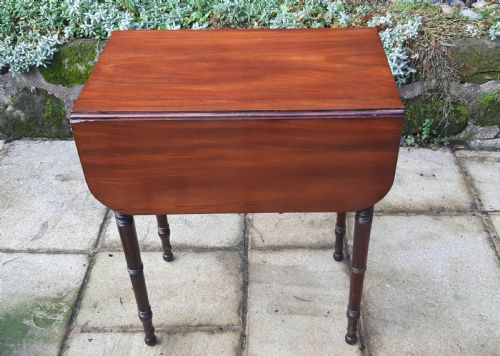 SMALL PEMBROKE WORK OR LAMP TABLE - ADDITIONAL PHOTO 3