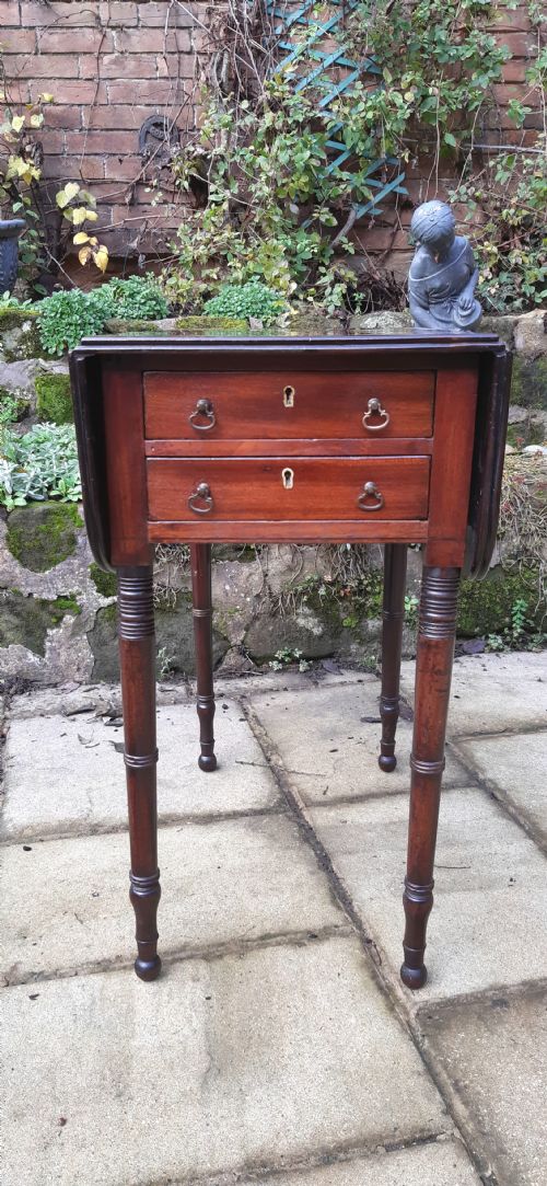 SMALL PEMBROKE WORK OR LAMP TABLE - ADDITIONAL PHOTO 4