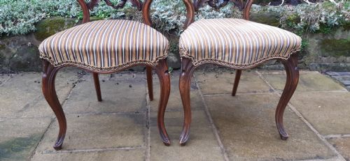 A PRETTY PAIR OF VICTORIAN CHAIRS - ADDITIONAL PHOTO 1