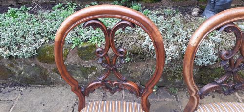 A PRETTY PAIR OF VICTORIAN CHAIRS - ADDITIONAL PHOTO 2