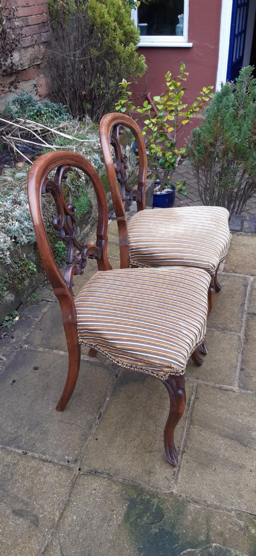 A PRETTY PAIR OF VICTORIAN CHAIRS - ADDITIONAL PHOTO 4