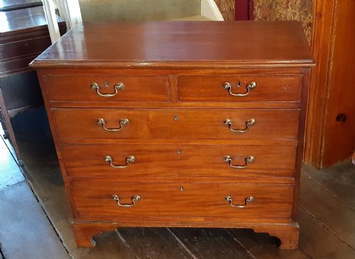 SWEET SMALL GEORGIAN MAHOGANY CHEST OF DRAWERS - ADDITIONAL PHOTO 2