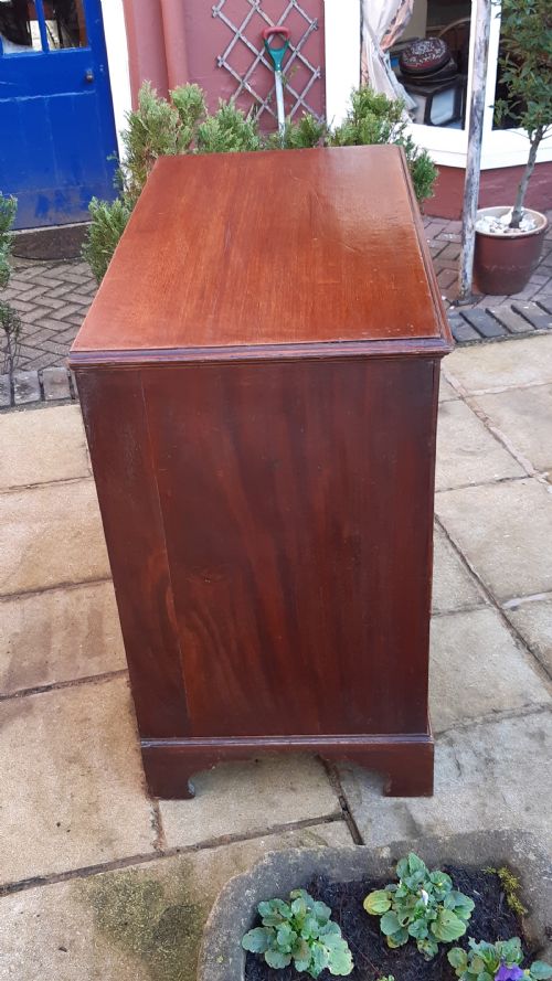 SWEET SMALL GEORGIAN MAHOGANY CHEST OF DRAWERS - ADDITIONAL PHOTO 4