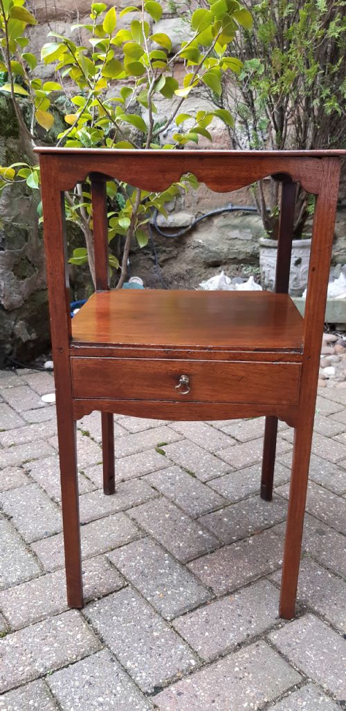 SMALL GEORGIAN MAHOGANY BEDSIDE TABLE - ADDITIONAL PHOTO 1