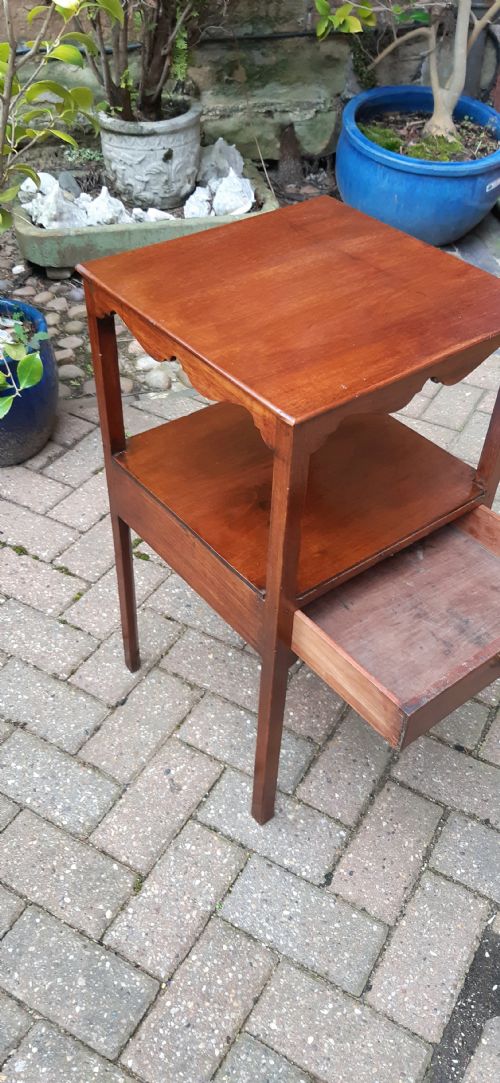 SMALL GEORGIAN MAHOGANY BEDSIDE TABLE - ADDITIONAL PHOTO 3