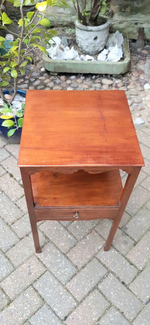 SMALL GEORGIAN MAHOGANY BEDSIDE TABLE - ADDITIONAL PHOTO 4