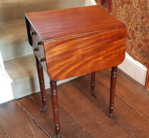 SMALL REGENCY MAHOGANY PEMBROKE TABLE - ADDITIONAL PHOTO 2