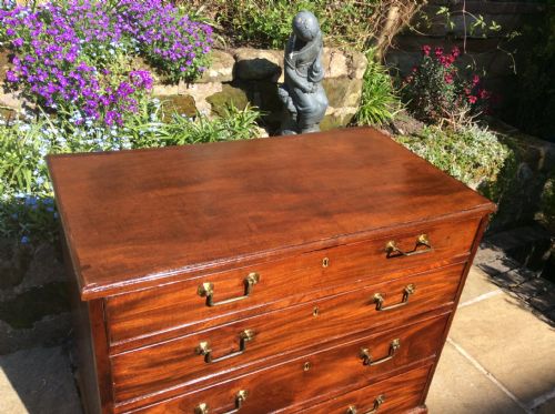 SMALL MAHOGANY GEORGIAN CHEST OF DRAWERS - ADDITIONAL PHOTO 1