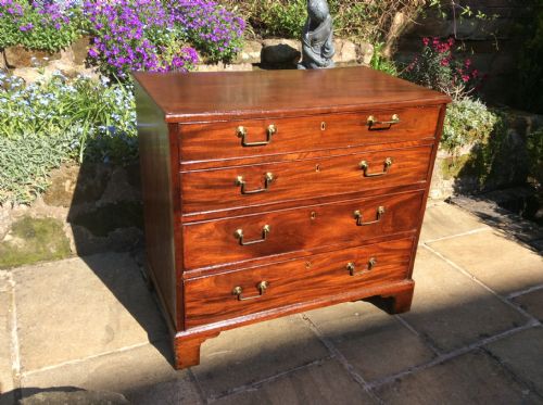 SMALL MAHOGANY GEORGIAN CHEST OF DRAWERS - ADDITIONAL PHOTO 2