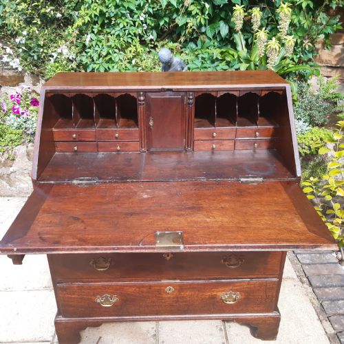 EARLY GEORGIAN MAHOGANY BUREAU WRITING DESK - ADDITIONAL PHOTO 6