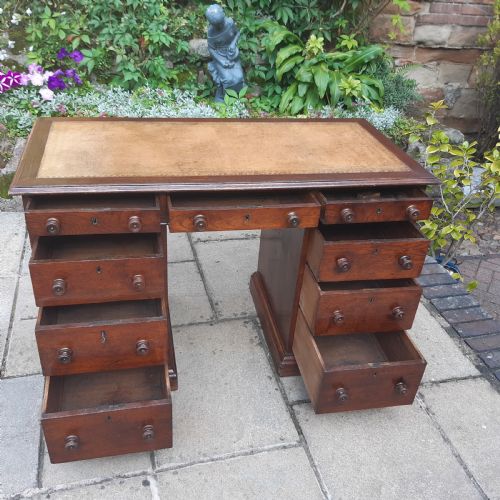 OAK PEDESTAL DESK - ADDITIONAL PHOTO 3