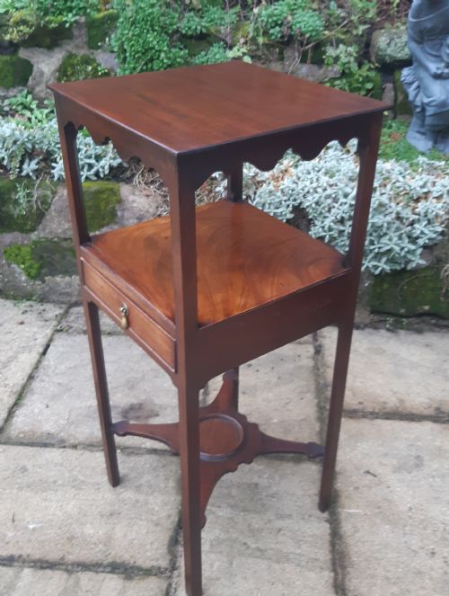 A GEORGIAN MAHOGANY BEDSIDE TABLE - ADDITIONAL PHOTO 1