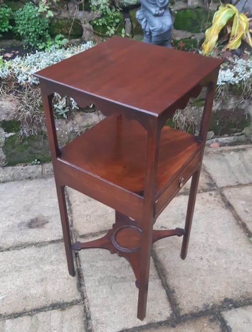 A GEORGIAN MAHOGANY BEDSIDE TABLE - ADDITIONAL PHOTO 2