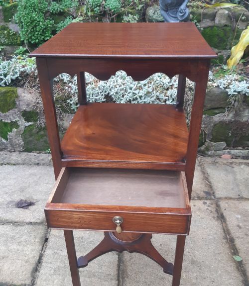 A GEORGIAN MAHOGANY BEDSIDE TABLE - ADDITIONAL PHOTO 3