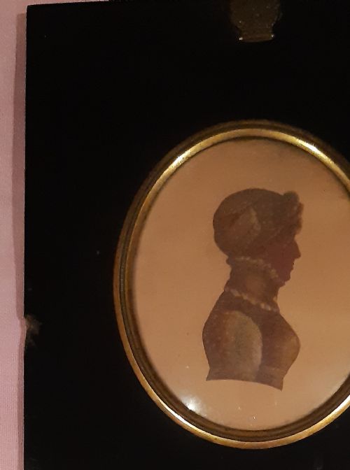 A PAIR OF SILHOUETTES - ADDITIONAL PHOTO 4