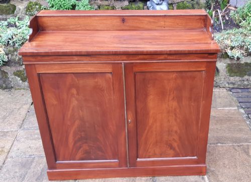 pretty mahogany georgian side cabinet - CATEGORY: ANTIQUE SIDEBOARDS - DATED GEORGIAN