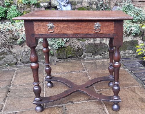 oak side table 18th century - CATEGORY: ANTIQUE TABLES - DATED 18TH CENTURY