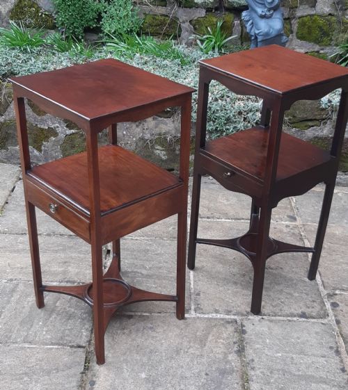 A MATCHED PAIR OF BEDSIDE TABLES - ADDITIONAL PHOTO 1