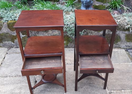 A MATCHED PAIR OF BEDSIDE TABLES - ADDITIONAL PHOTO 3