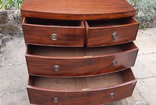 SMALL BOWFRONT OR BOW FRONTED GEORGIAN CHEST OF DRAWERS - ADDITIONAL PHOTO 6