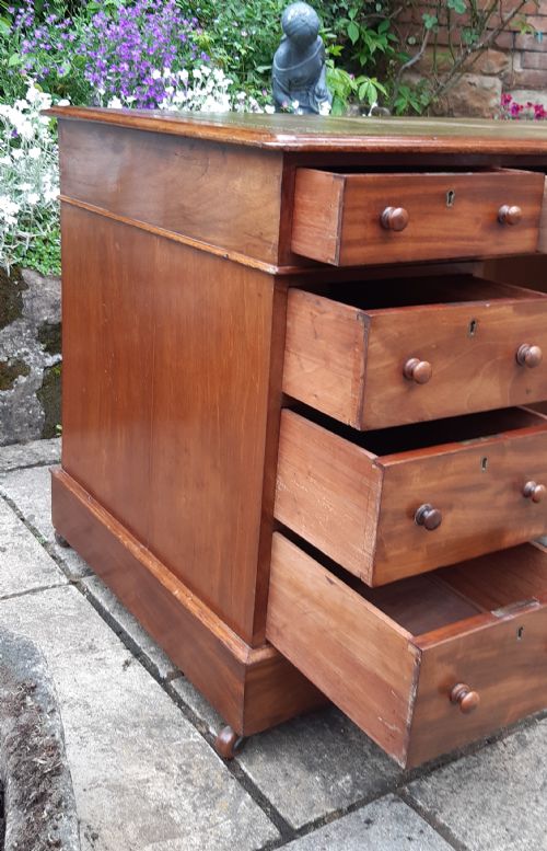 VICTORIAN MAHOGANY PEDESTAL DESK - ADDITIONAL PHOTO 4