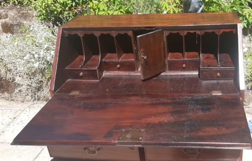 SMALL GEORGIAN MAHOGANY BUREAU - ADDITIONAL PHOTO 2