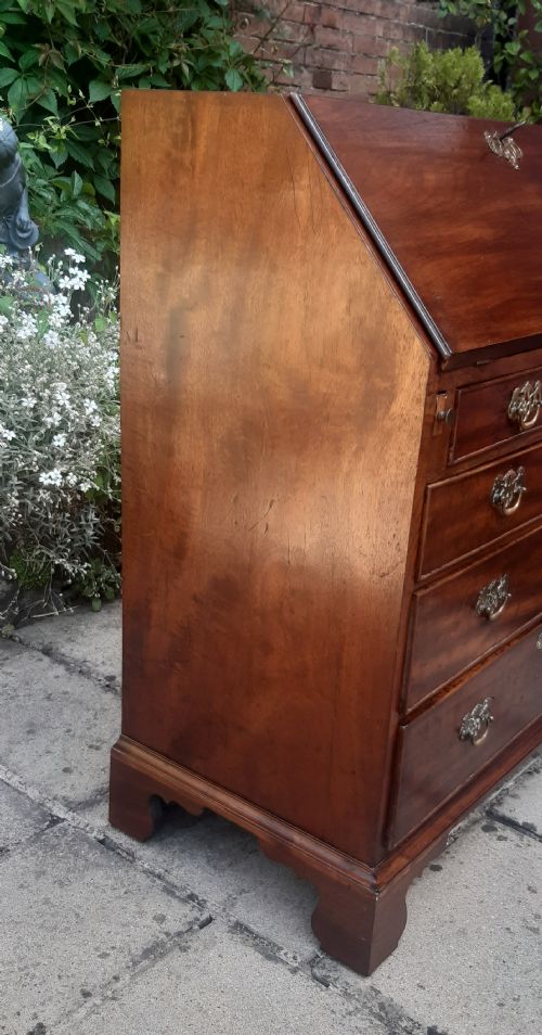 SMALL GEORGIAN MAHOGANY BUREAU - ADDITIONAL PHOTO 5