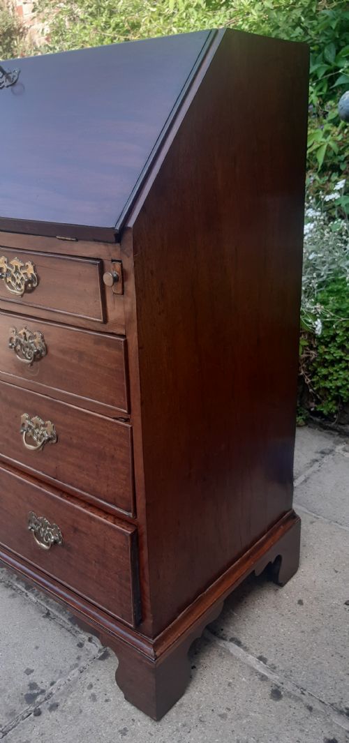 SMALL GEORGIAN MAHOGANY BUREAU - ADDITIONAL PHOTO 7