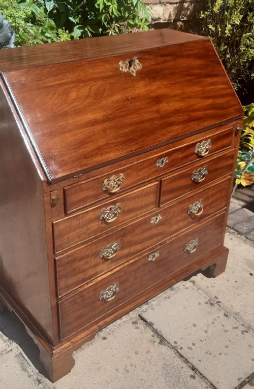 SMALL GEORGIAN MAHOGANY BUREAU - ADDITIONAL PHOTO 8