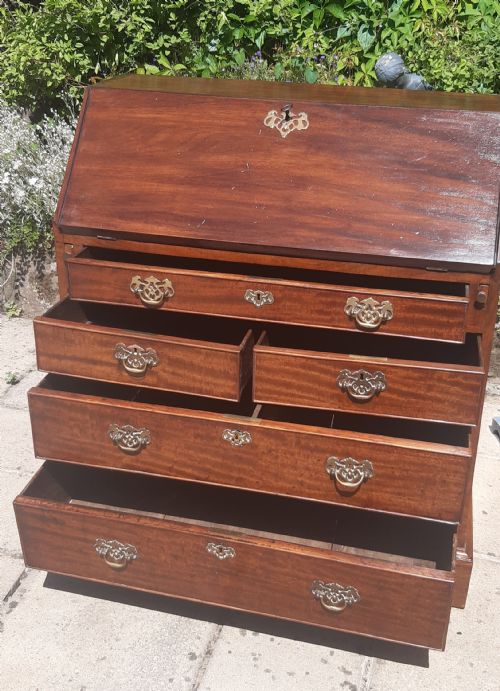SMALL GEORGIAN MAHOGANY BUREAU - ADDITIONAL PHOTO 10