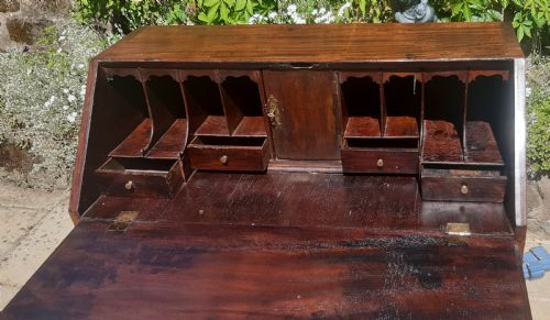 SMALL GEORGIAN MAHOGANY BUREAU - ADDITIONAL PHOTO 11
