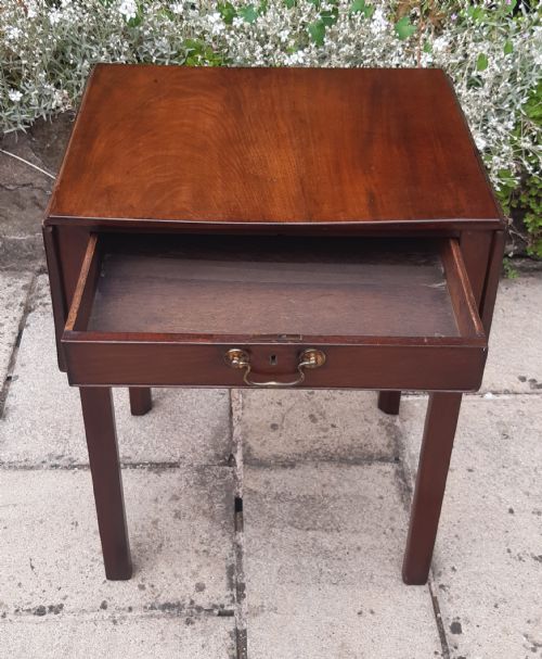 SMALL GEORGIAN SIDE TABLE - ADDITIONAL PHOTO 1