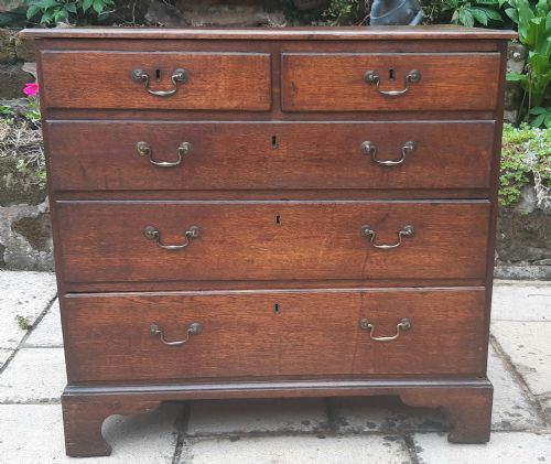 A SMALL OAK GEORGIAN CHEST OF DRAWERS - ADDITIONAL PHOTO 1