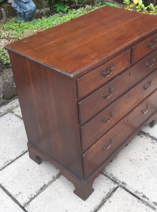 A SMALL OAK GEORGIAN CHEST OF DRAWERS - ADDITIONAL PHOTO 2
