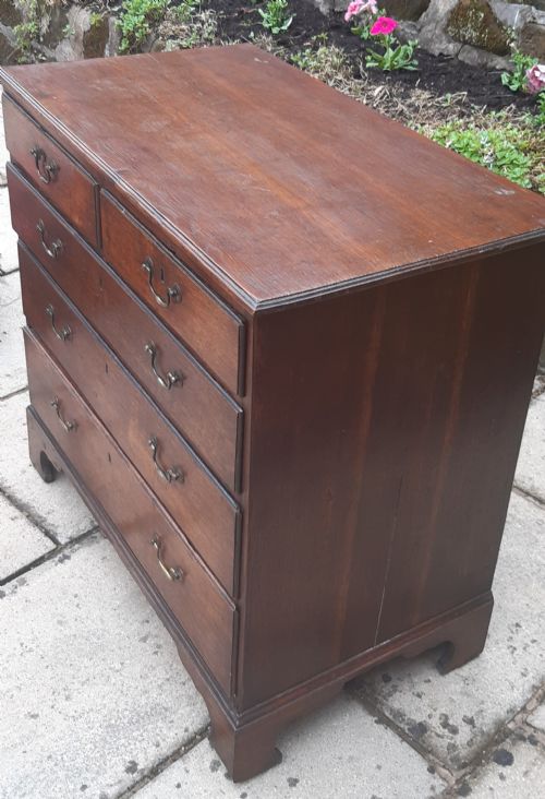 A SMALL OAK GEORGIAN CHEST OF DRAWERS - ADDITIONAL PHOTO 3