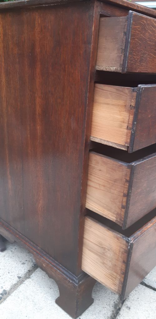 A SMALL OAK GEORGIAN CHEST OF DRAWERS - ADDITIONAL PHOTO 4