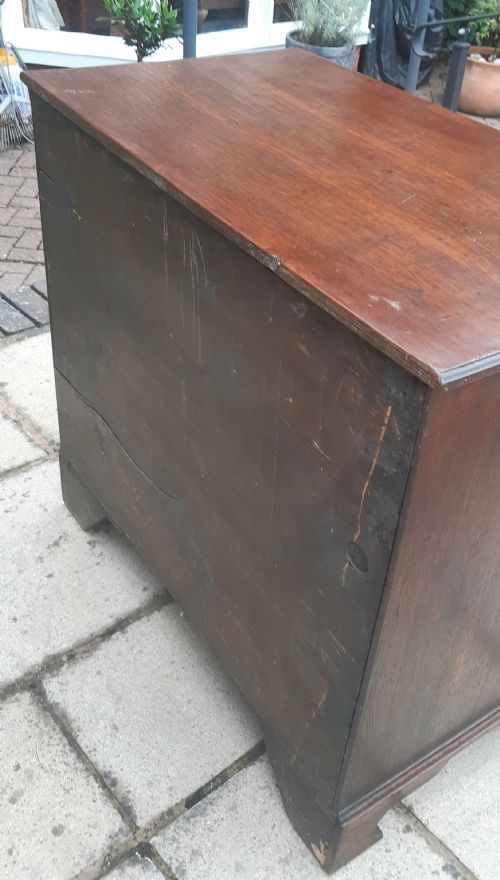 A SMALL OAK GEORGIAN CHEST OF DRAWERS - ADDITIONAL PHOTO 6