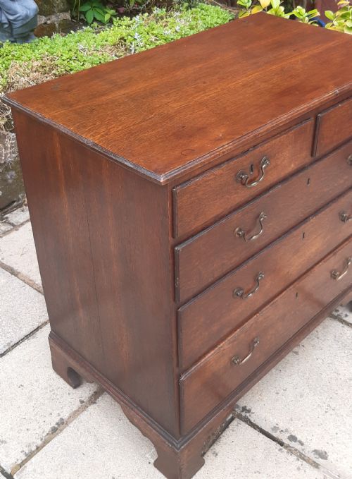 A SMALL OAK GEORGIAN CHEST OF DRAWERS - ADDITIONAL PHOTO 10
