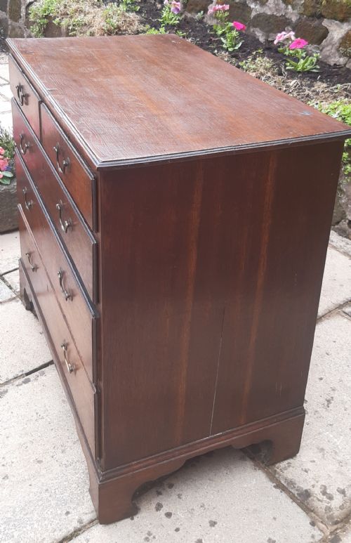 A SMALL OAK GEORGIAN CHEST OF DRAWERS - ADDITIONAL PHOTO 11