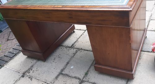 LARGE VICTORIAN PEDESTAL DESK - ADDITIONAL PHOTO 4